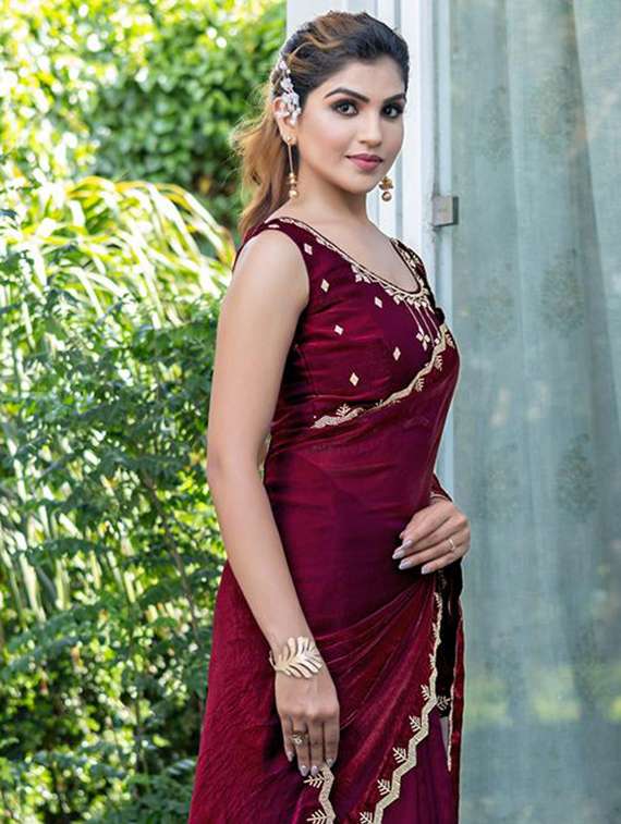 women solid with embellished bordered saree with blouse - 21962564 -  Standard Image - 1