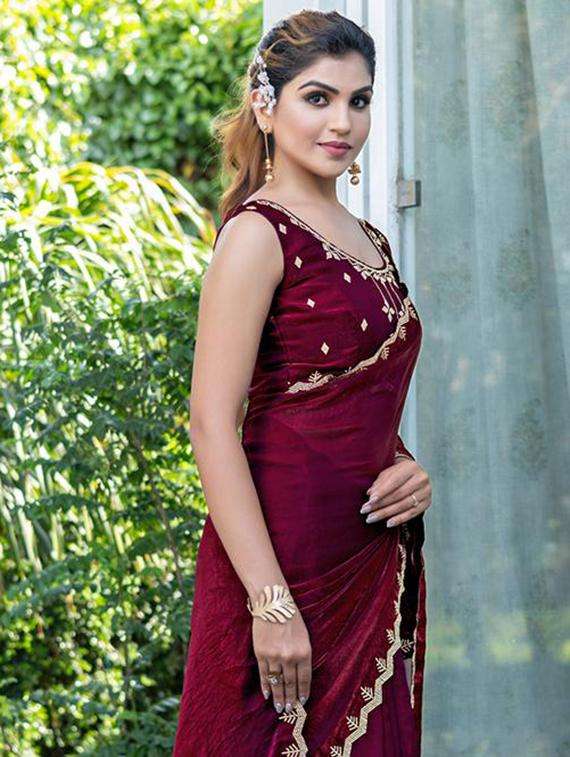 women solid with embellished bordered saree with blouse - 21962564 -  Standard Image - 1