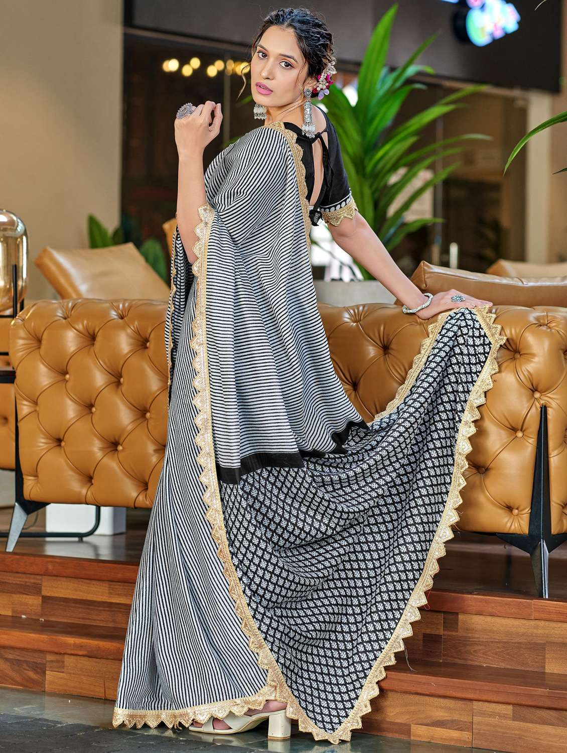 women striped printed saree with blouse - 21962973 -  Standard Image - 1