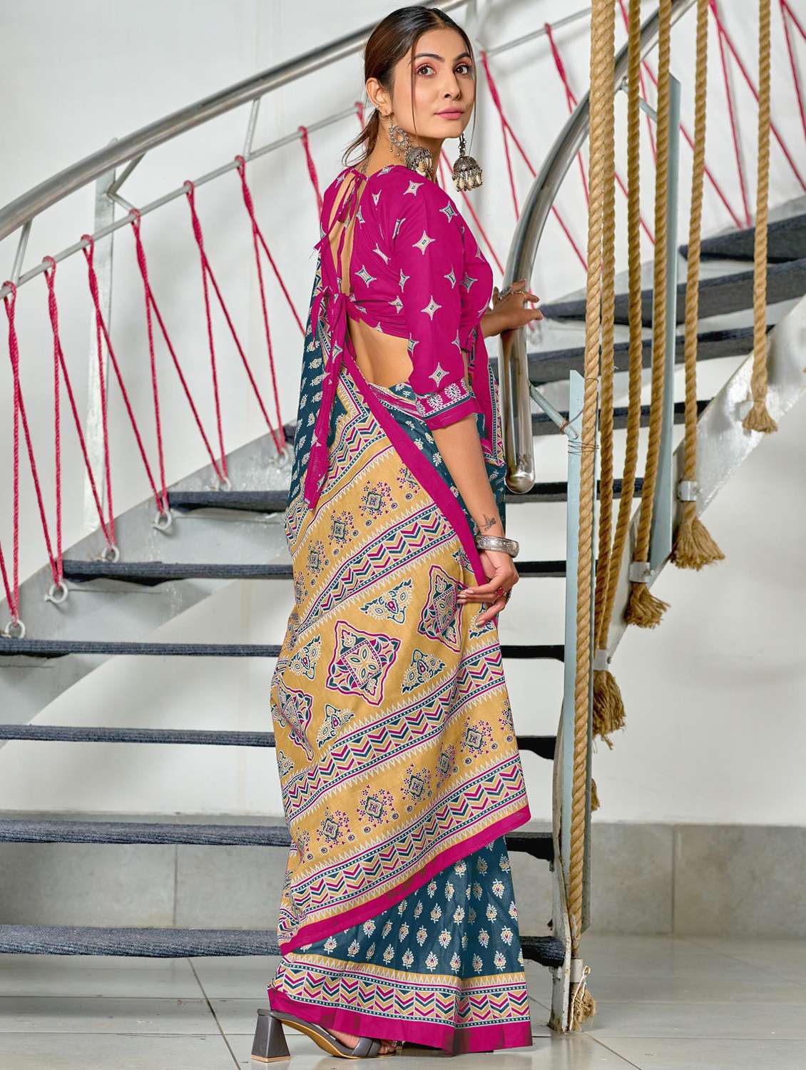 women printed casual wear saree with blouse - 21962976 -  Standard Image - 1