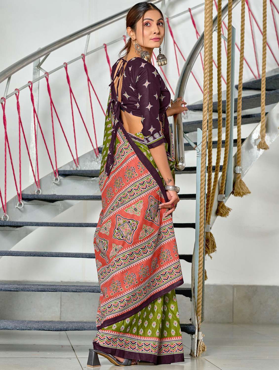 women printed casual wear saree with blouse - 21962977 - Standard Image - 1