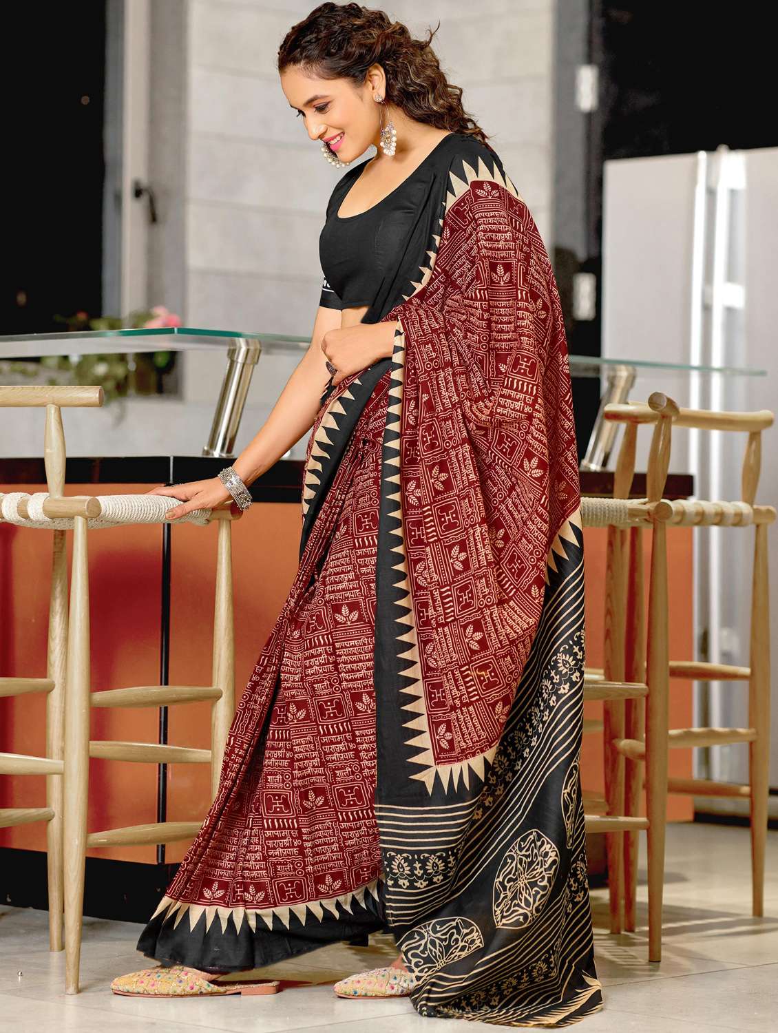 women printed casual wear saree with blouse - 21962988 -  Standard Image - 1