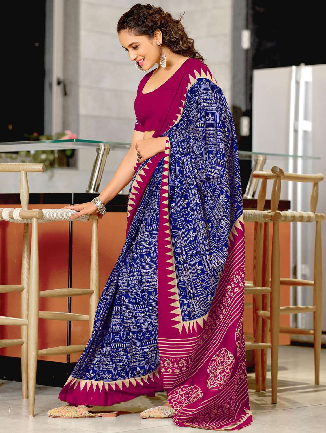 women printed casual wear saree with blouse - 21962991 - Standard Image - 1