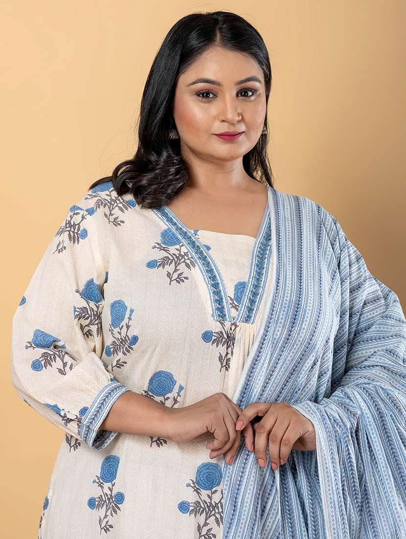 women plus size three quarter sleeve kurta pant with dupatta set - 21963084 -  Standard Image - 4