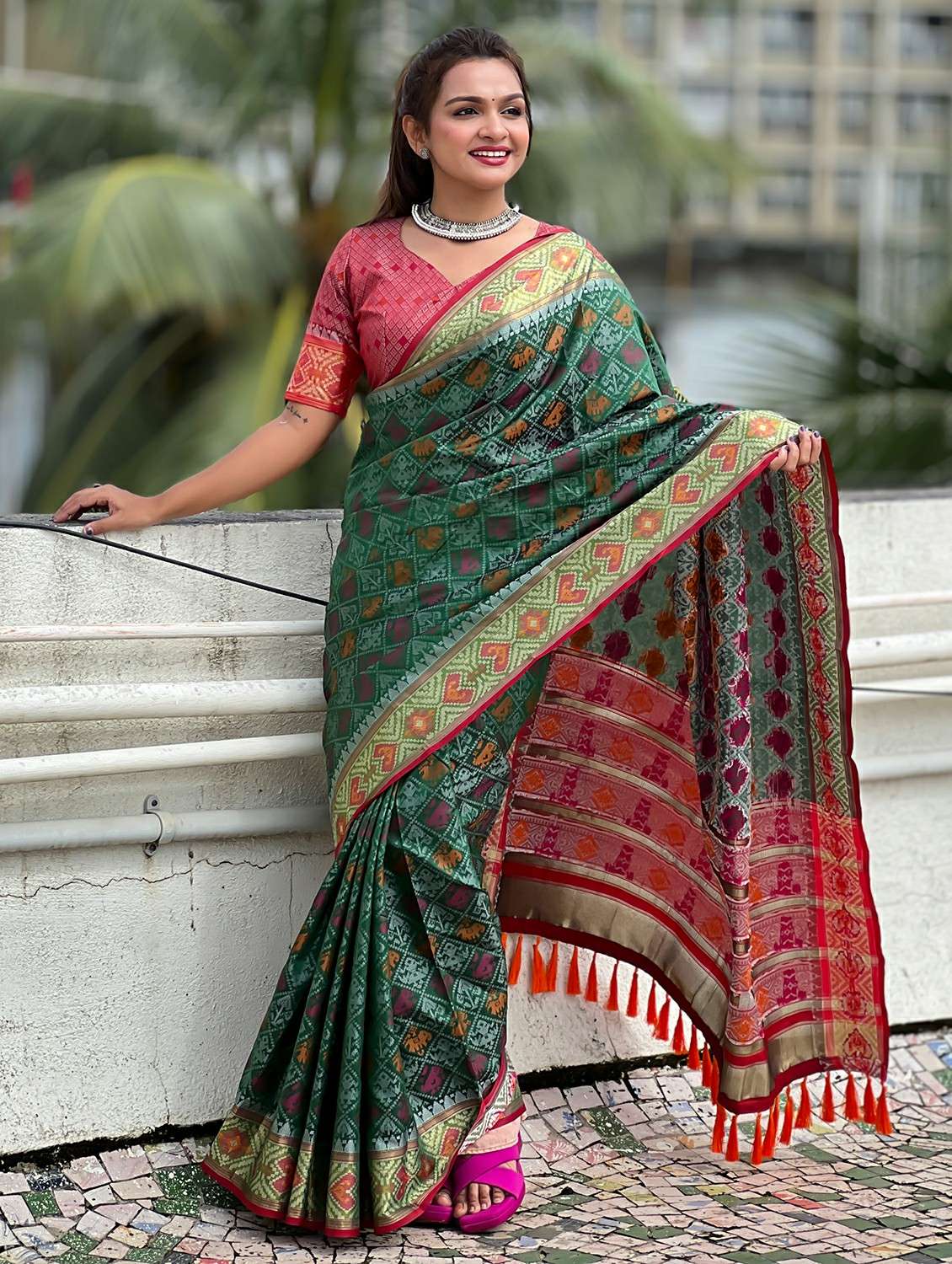women self design patola saree with blouse - 21964303 -  Standard Image - 1
