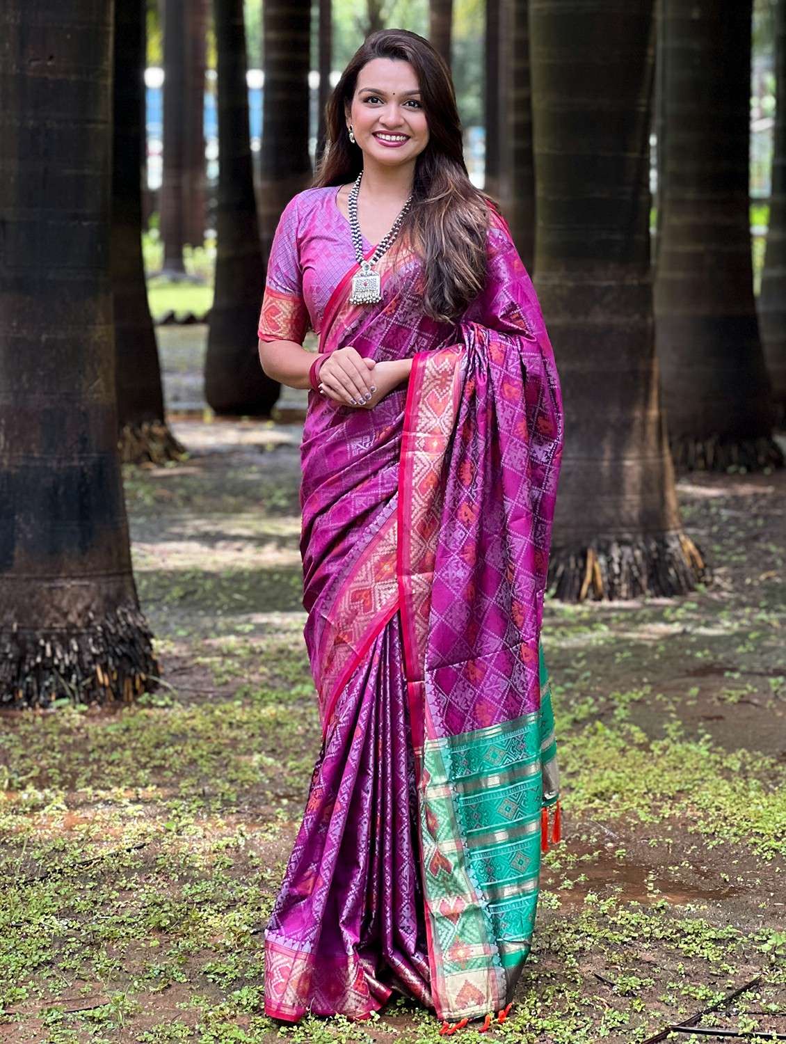 women self design patola saree with blouse - 21964304 - Zoom Image - 0