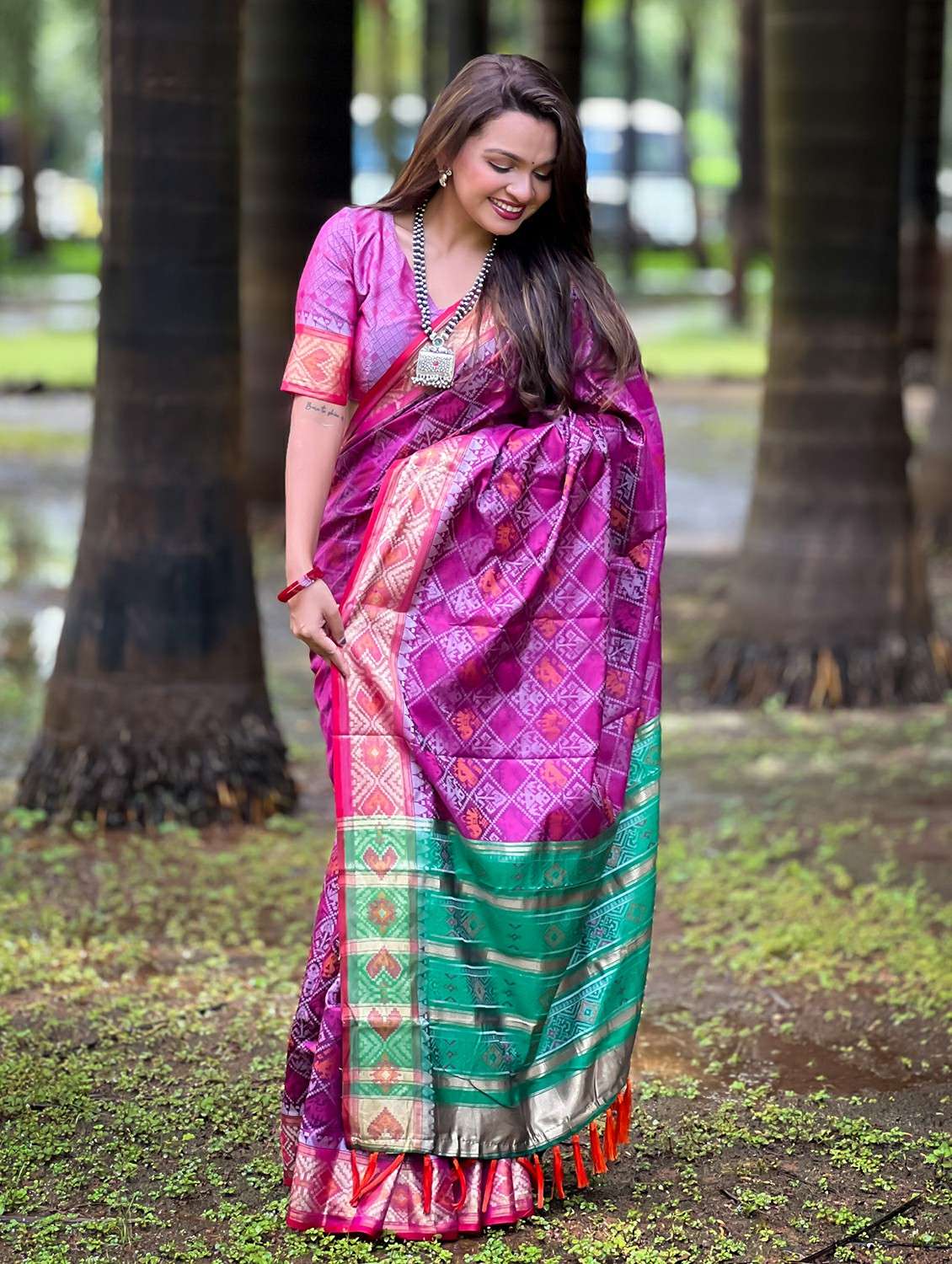 women self design patola saree with blouse - 21964304 -  Standard Image - 1
