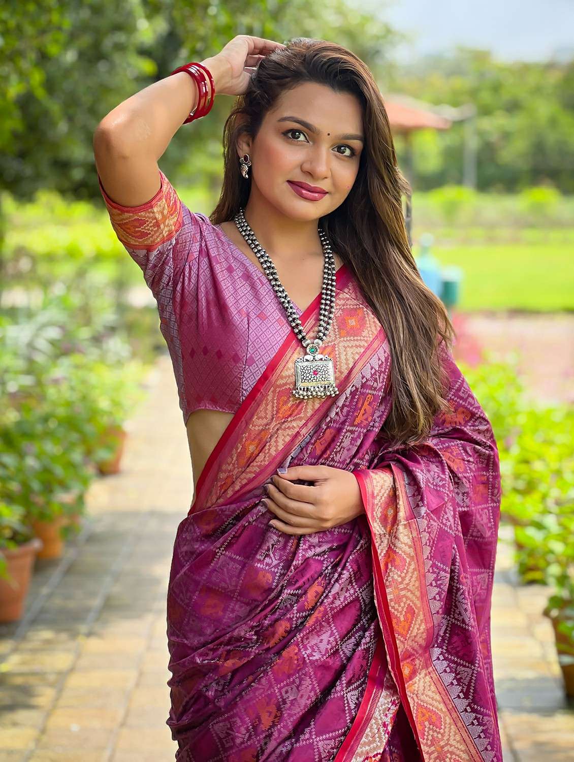women self design patola saree with blouse - 21964304 - Standard Image - 4