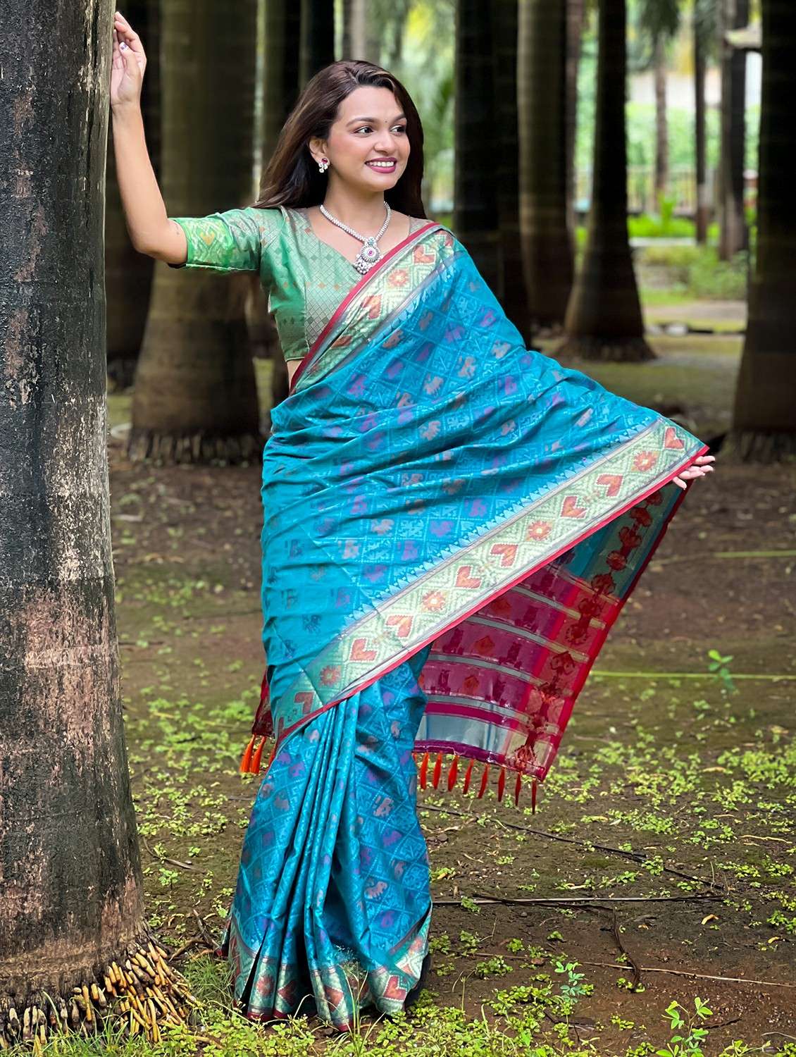 women self design patola saree with blouse - 21964306 -  Standard Image - 1
