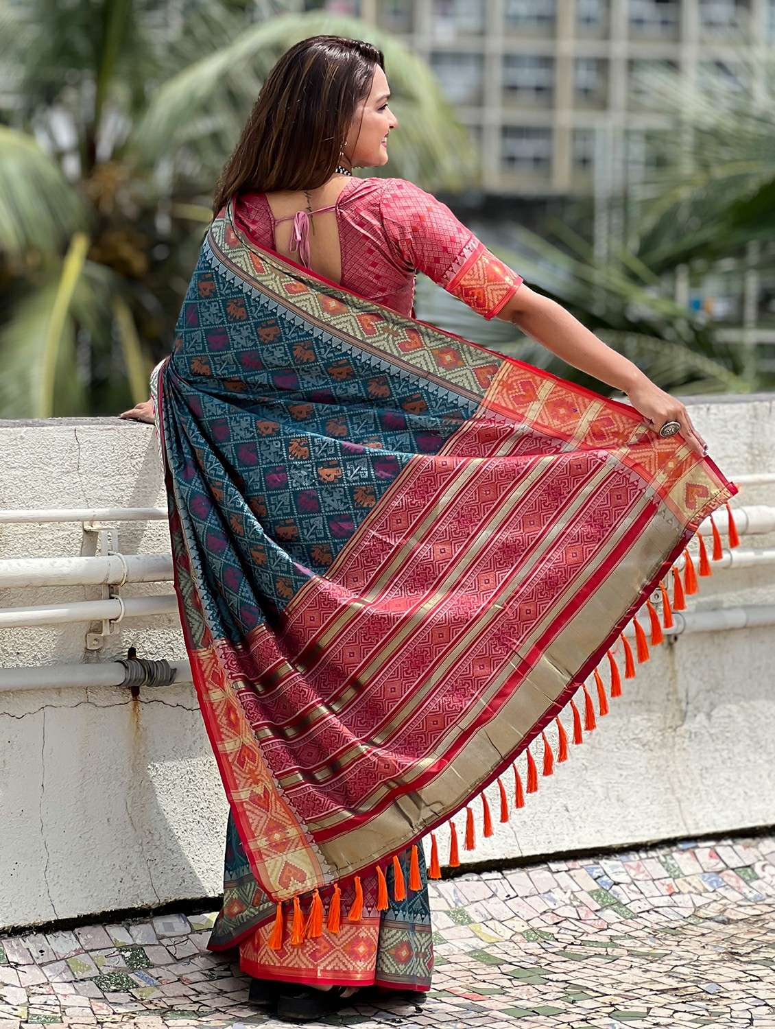 women self design patola saree with blouse - 21964307 -  Standard Image - 4