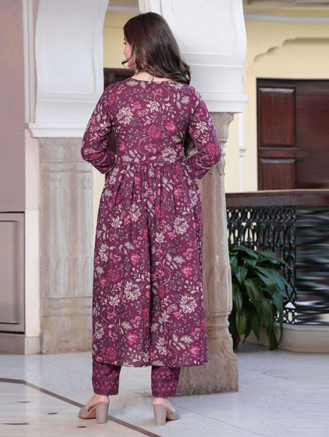 women floral print kurta and pant with dupatta set - 21964933 -  Standard Image - 4