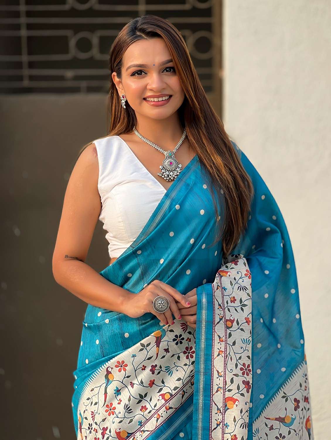 women printed casual wear saree with blouse - 21964987 -  Standard Image - 4