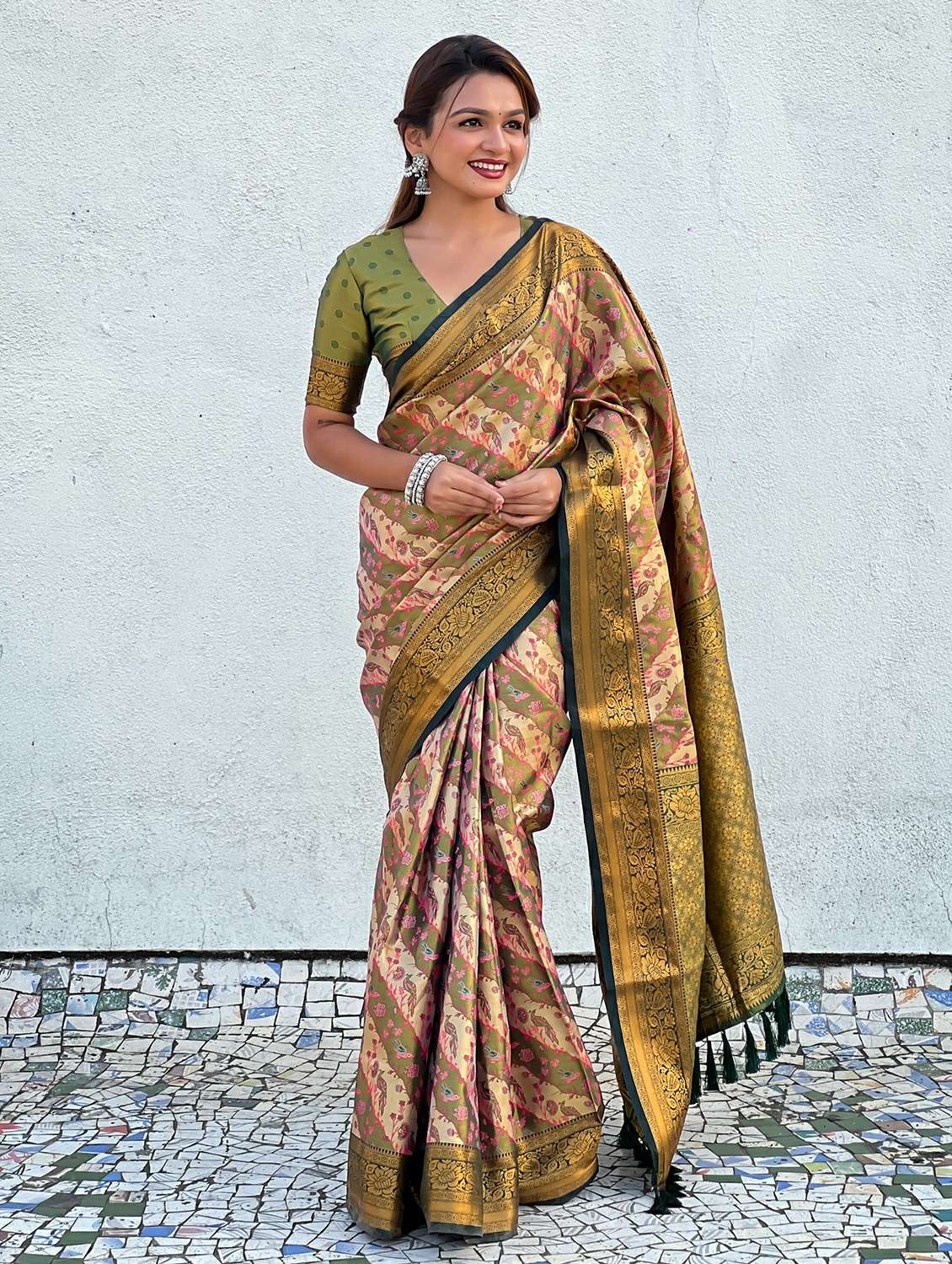 women self design banarasi saree with blouse - 21965063 -  Standard Image - 1