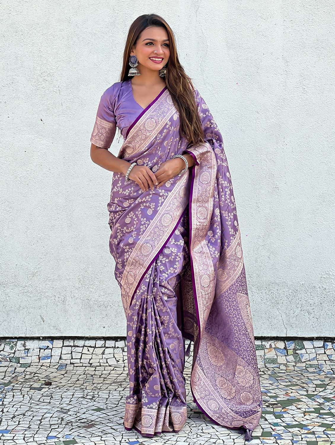women self design banarasi saree with blouse