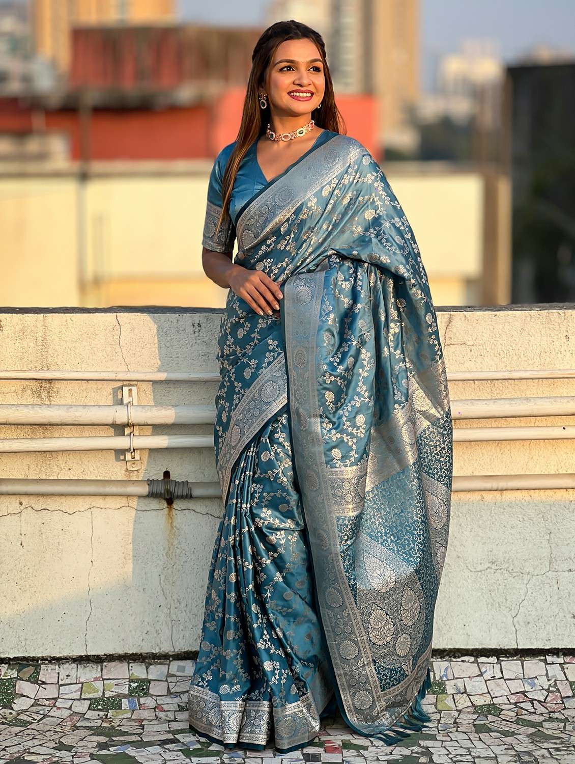 women self design banarasi saree with blouse