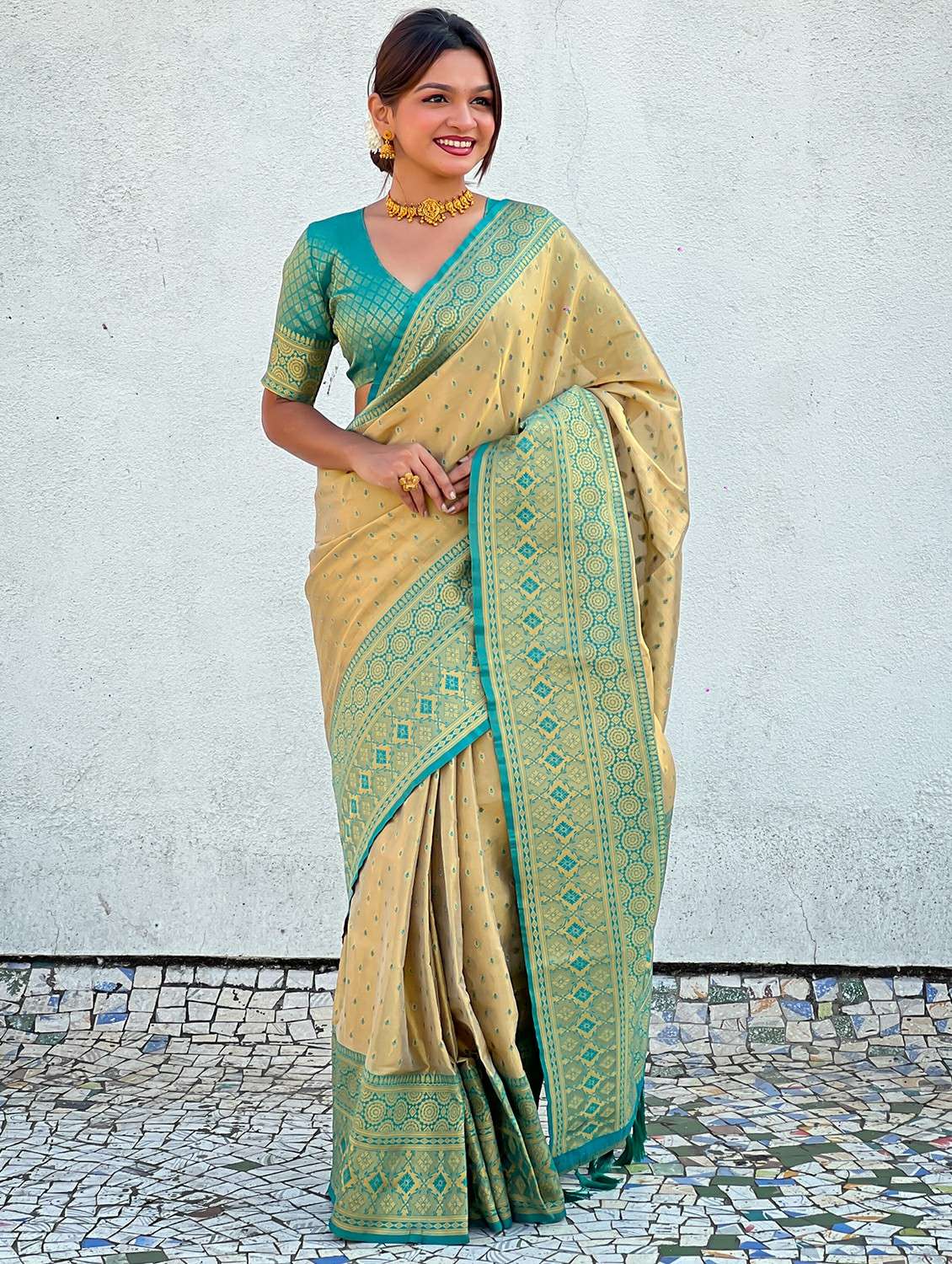 women self design banarasi saree with blouse