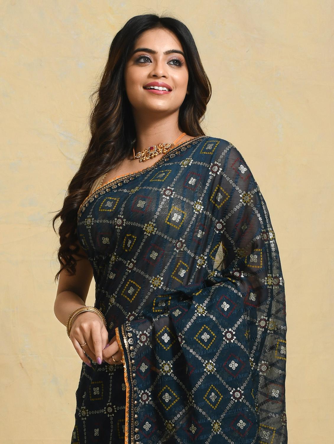 women printed casual wear saree with blouse - 21965532 - Standard Image - 4
