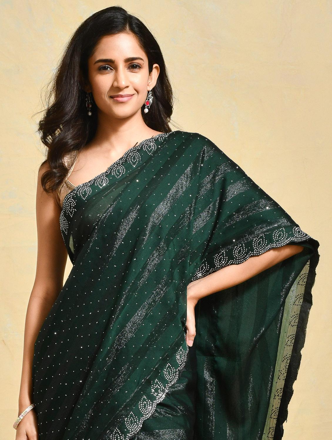 women striped embellished saree with blouse - 21965552 - Standard Image - 4