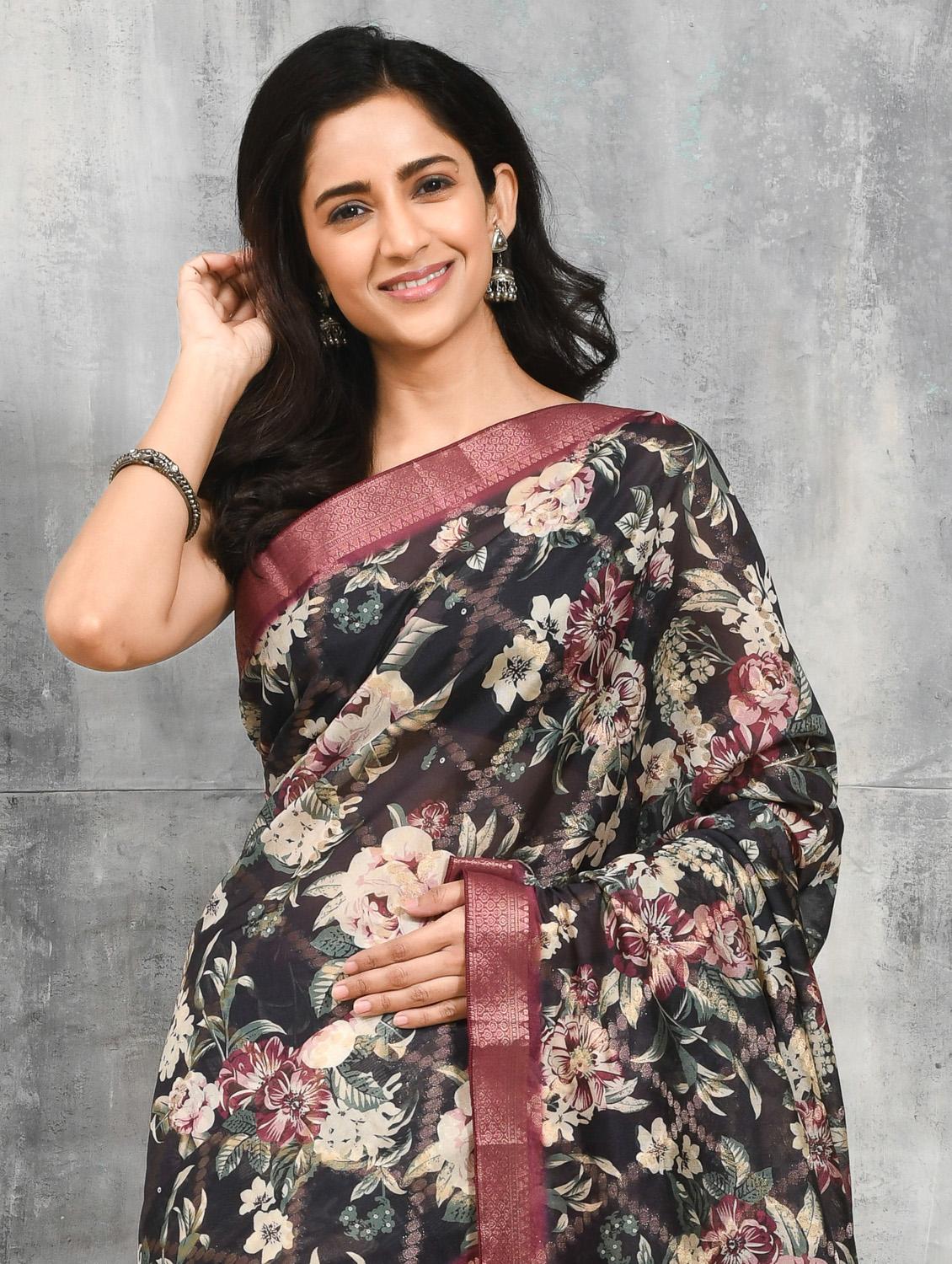 women floral printed bordered saree with blouse - 21965599 - Standard Image - 4