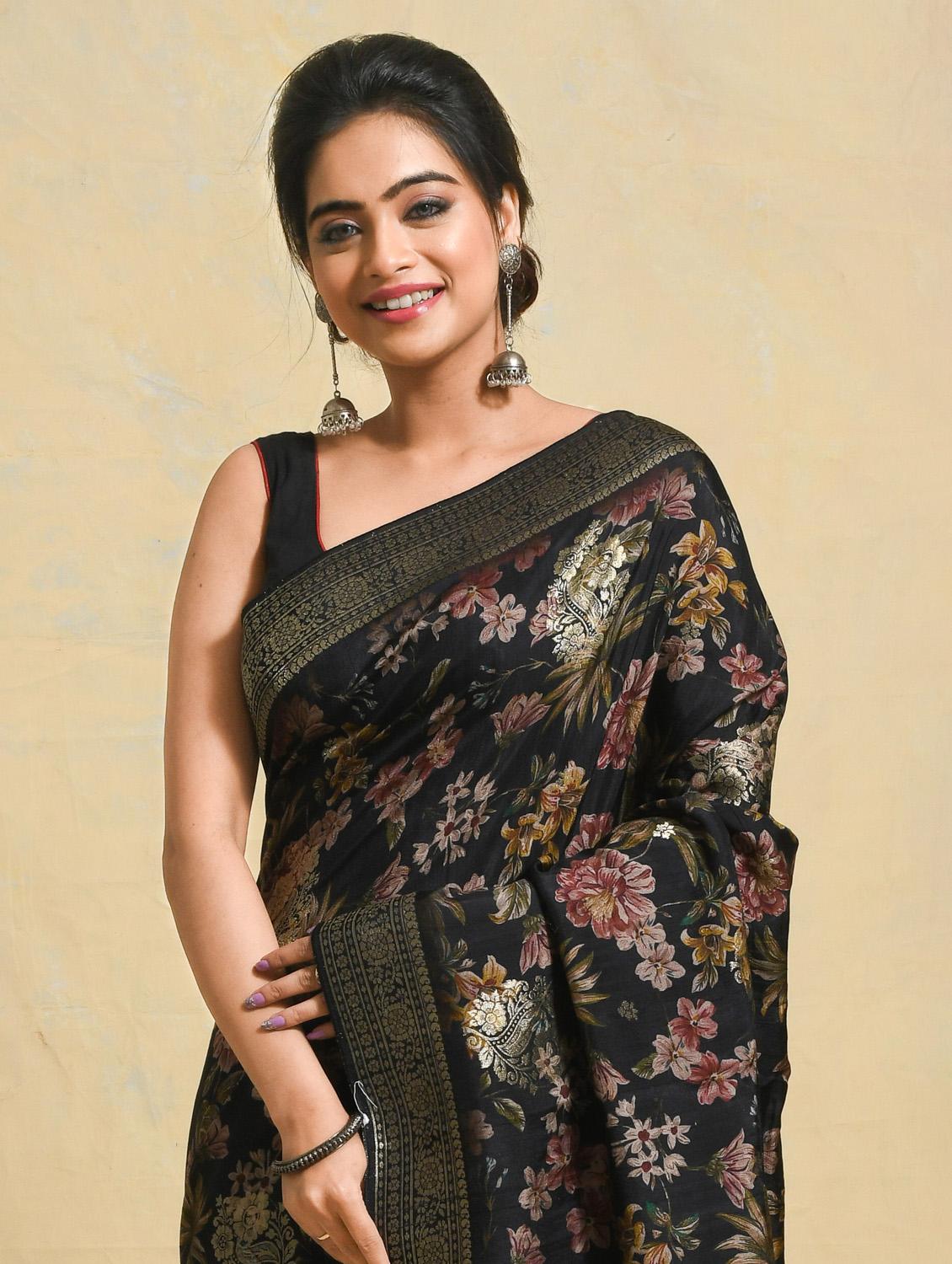 women floral printed bordered saree with blouse - 21965607 - Standard Image - 4