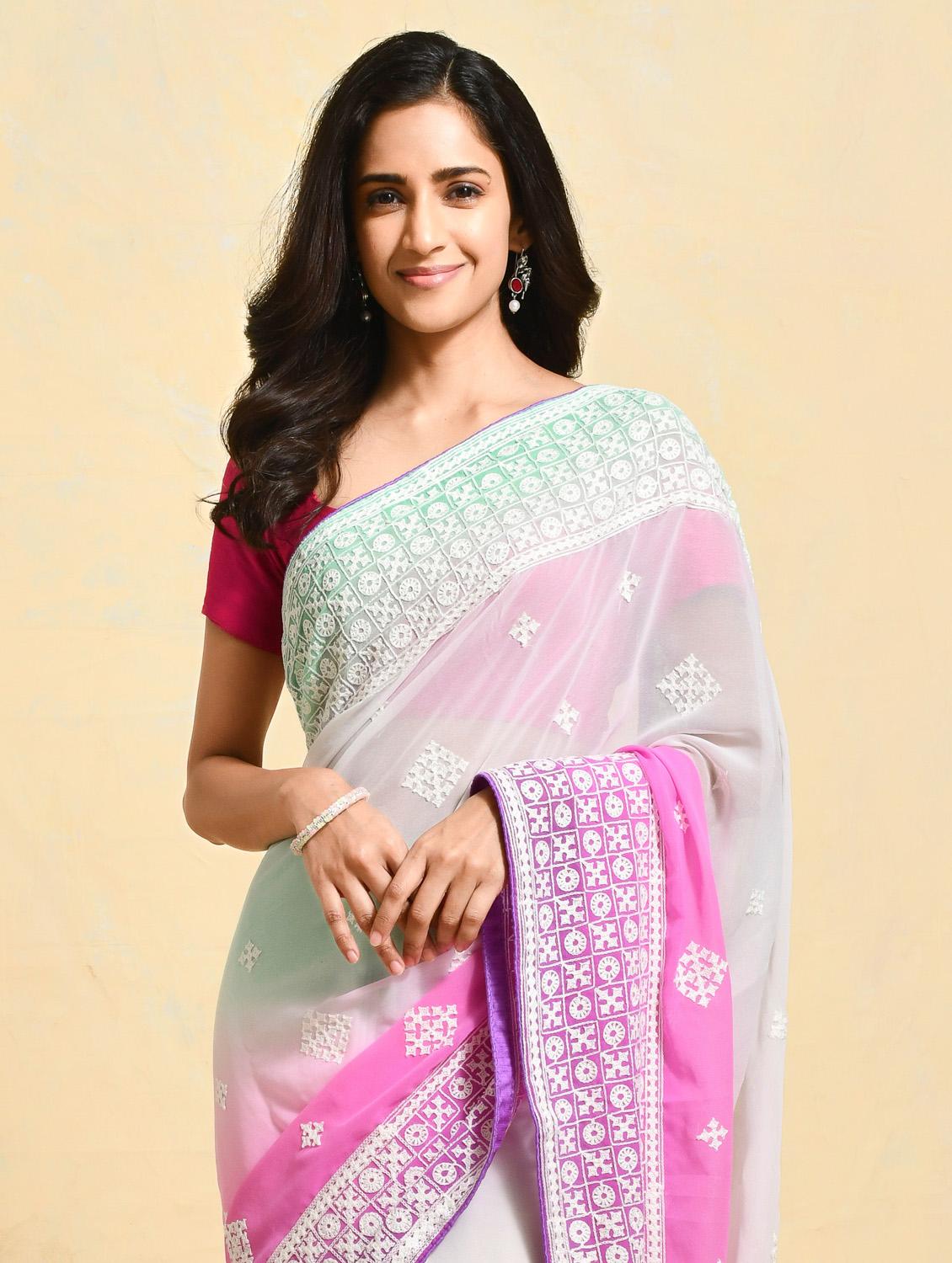 women ombre printed embroidered saree with blouse - 21965629 - Standard Image - 4