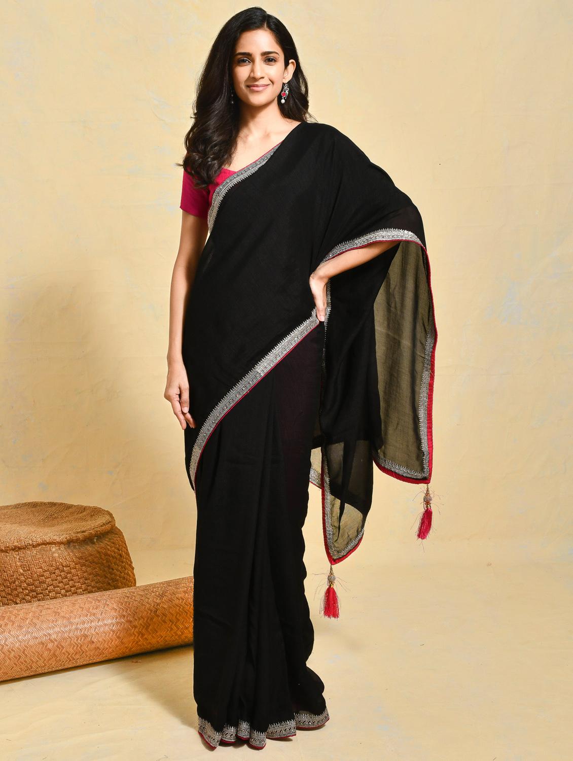 women solid with embellished bordered saree with blouse - 21965648 - Standard Image - 1
