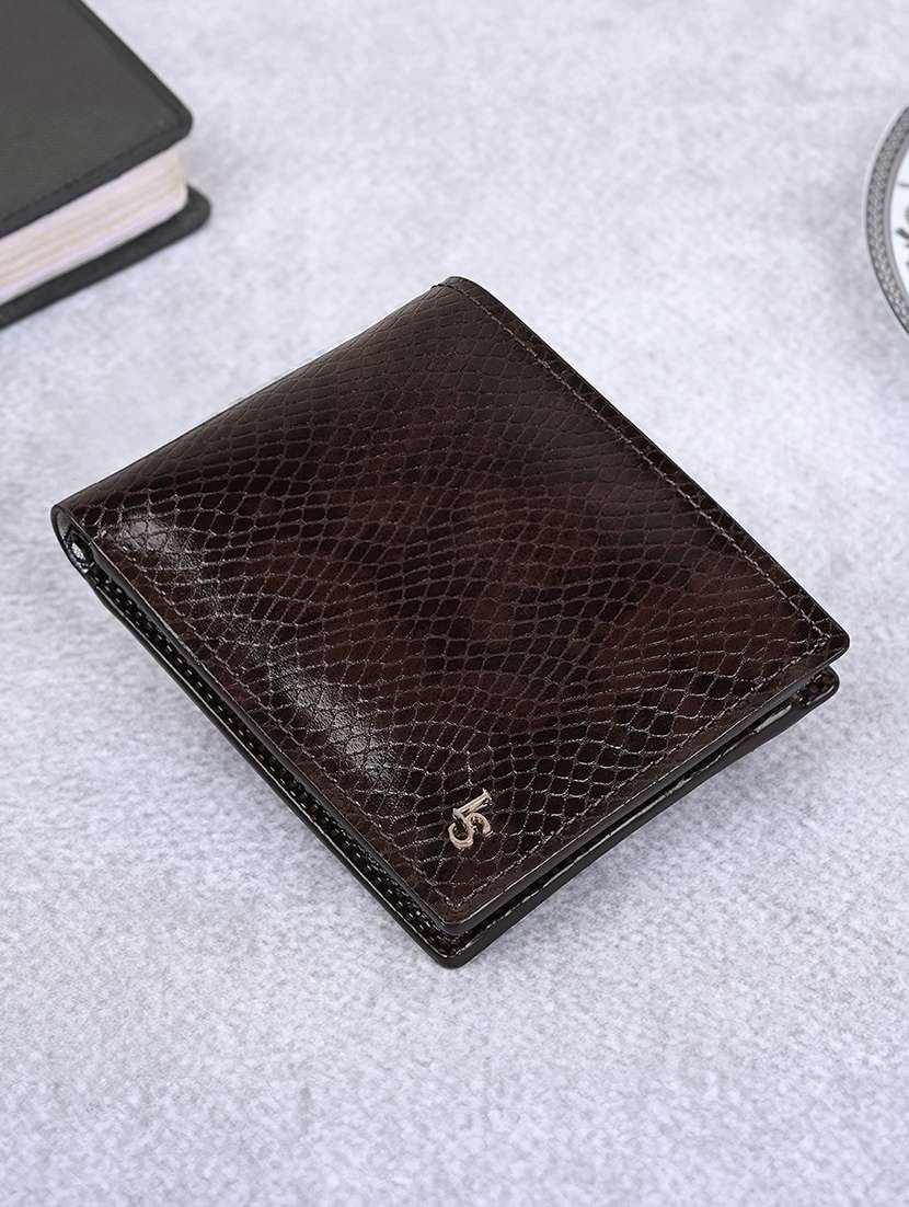 men browntextured bifold  leather wallet