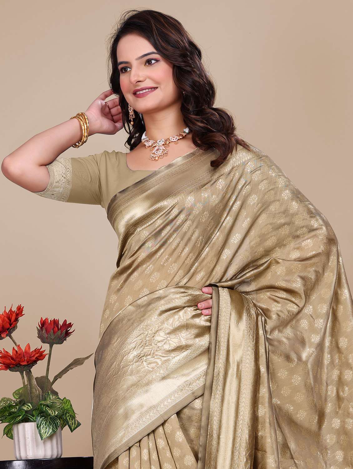 women self design banarasi saree with blouse - 21967227 - Standard Image - 4