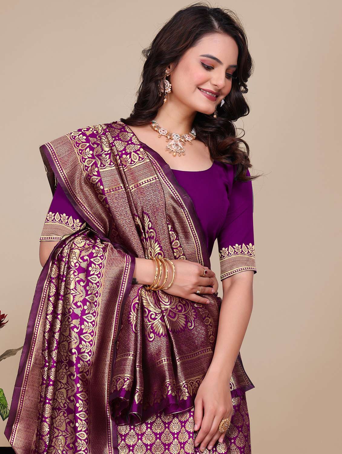 women self design banarasi saree with blouse - 21967228 - Standard Image - 4