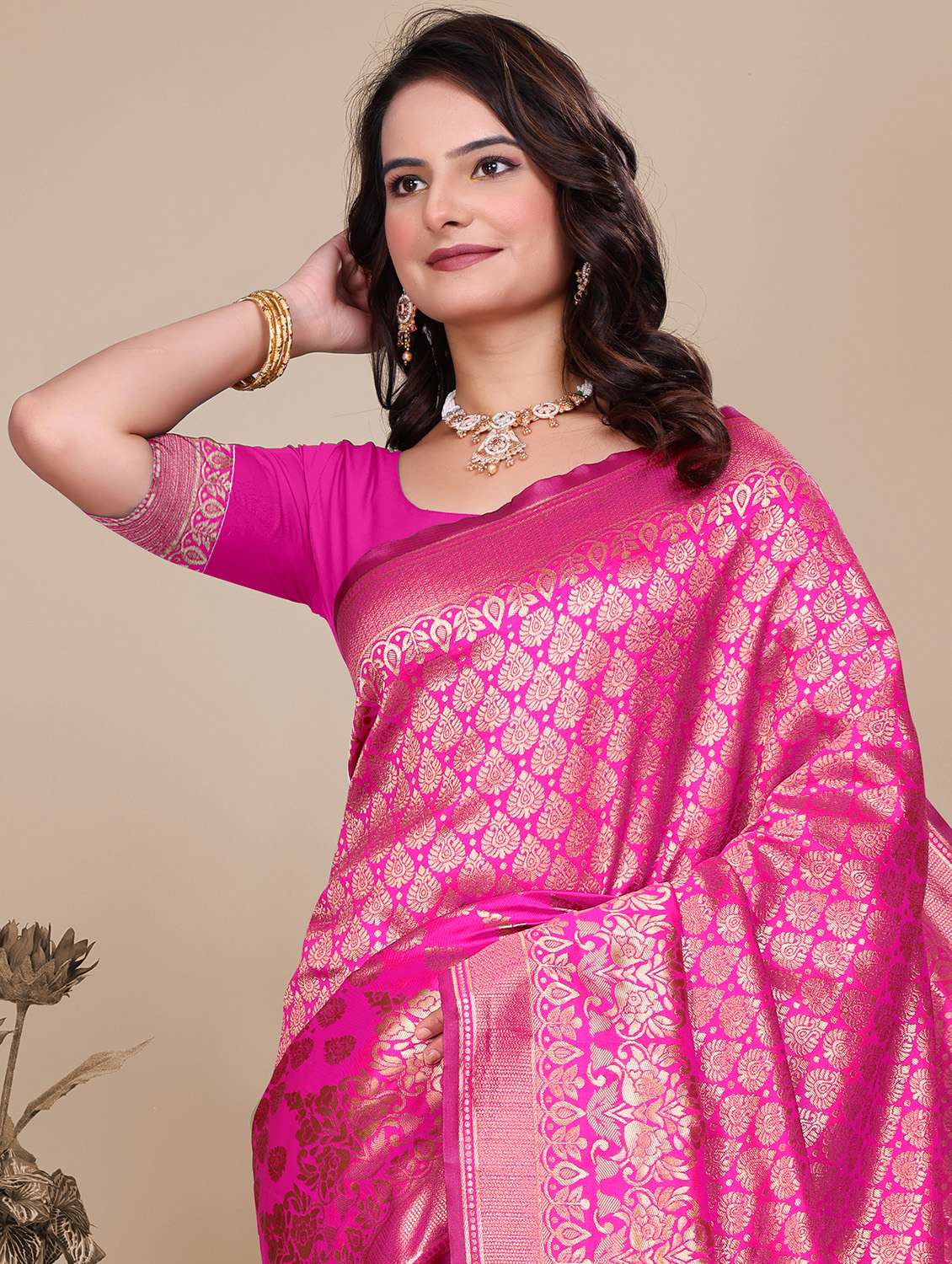 women self design banarasi saree with blouse - 21967231 - Standard Image - 4