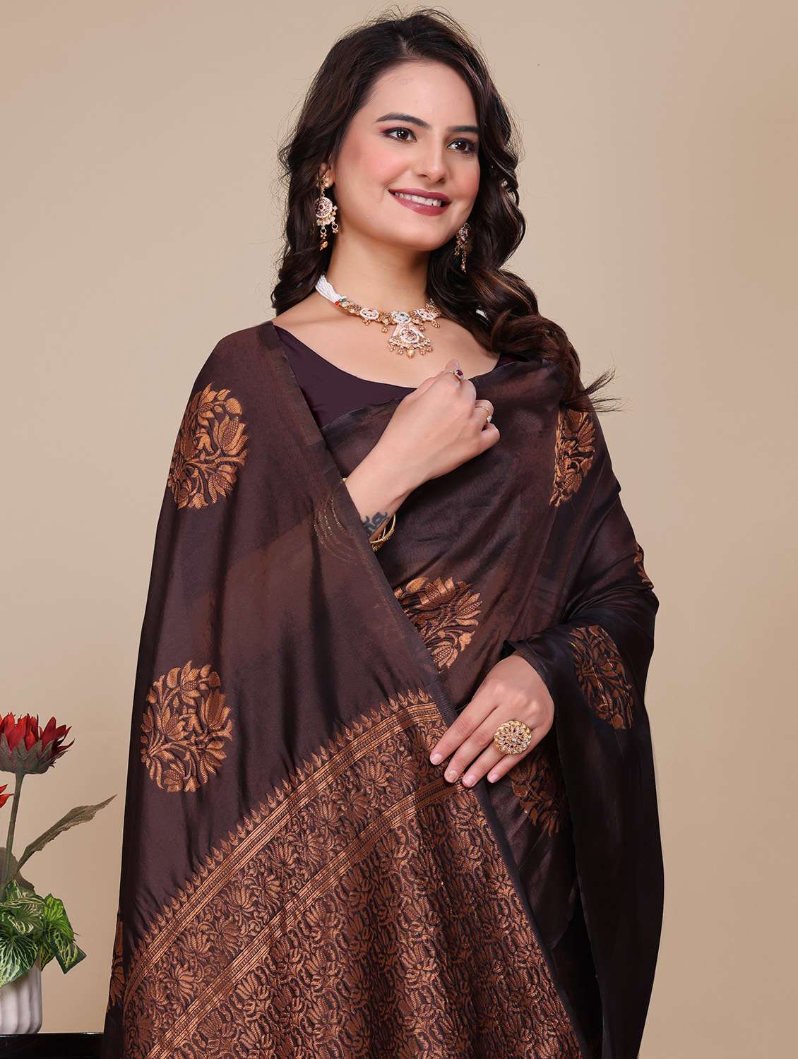 women self design banarasi saree with blouse - 21967239 -  Standard Image - 4