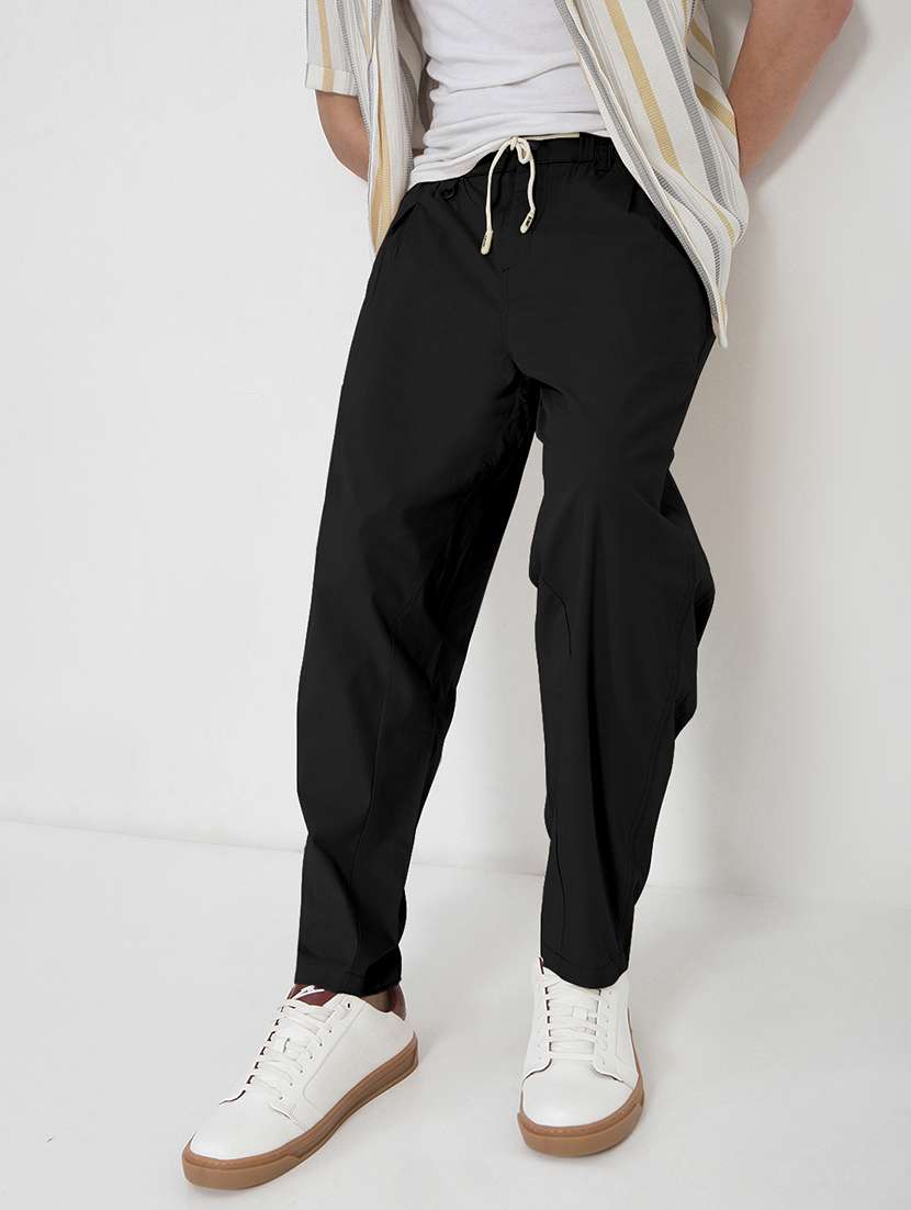 men black solid low rise pleated casual trouser