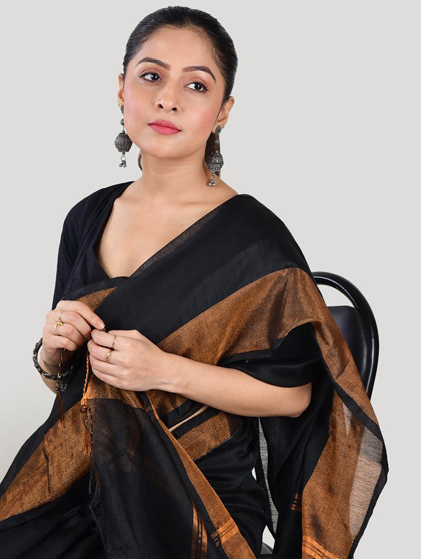 women solid with bordered saree with blouse - 21968615 - Standard Image - 4