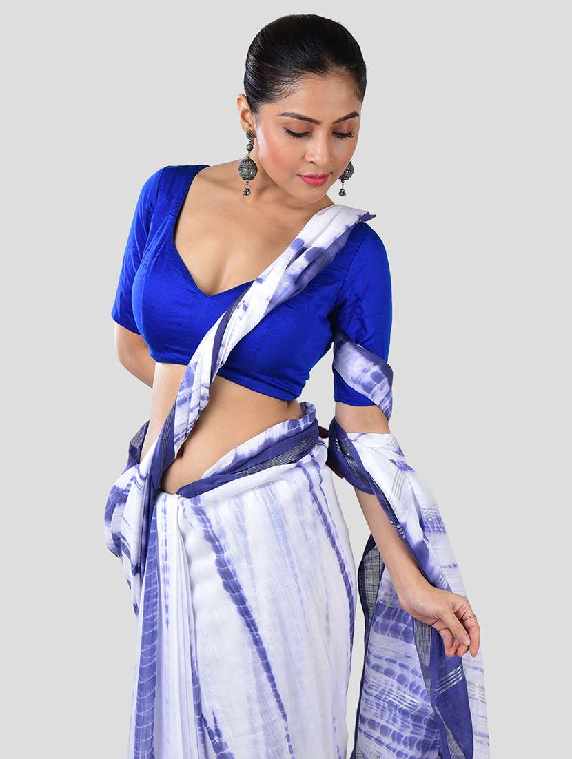 women blue printed saree with blouse - 21968624 - Standard Image - 4