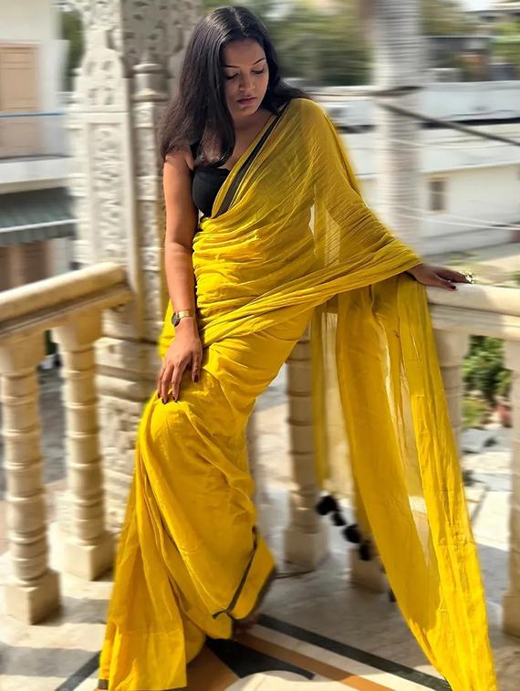 women solid plain saree with blouse - 21968647 -  Standard Image - 1