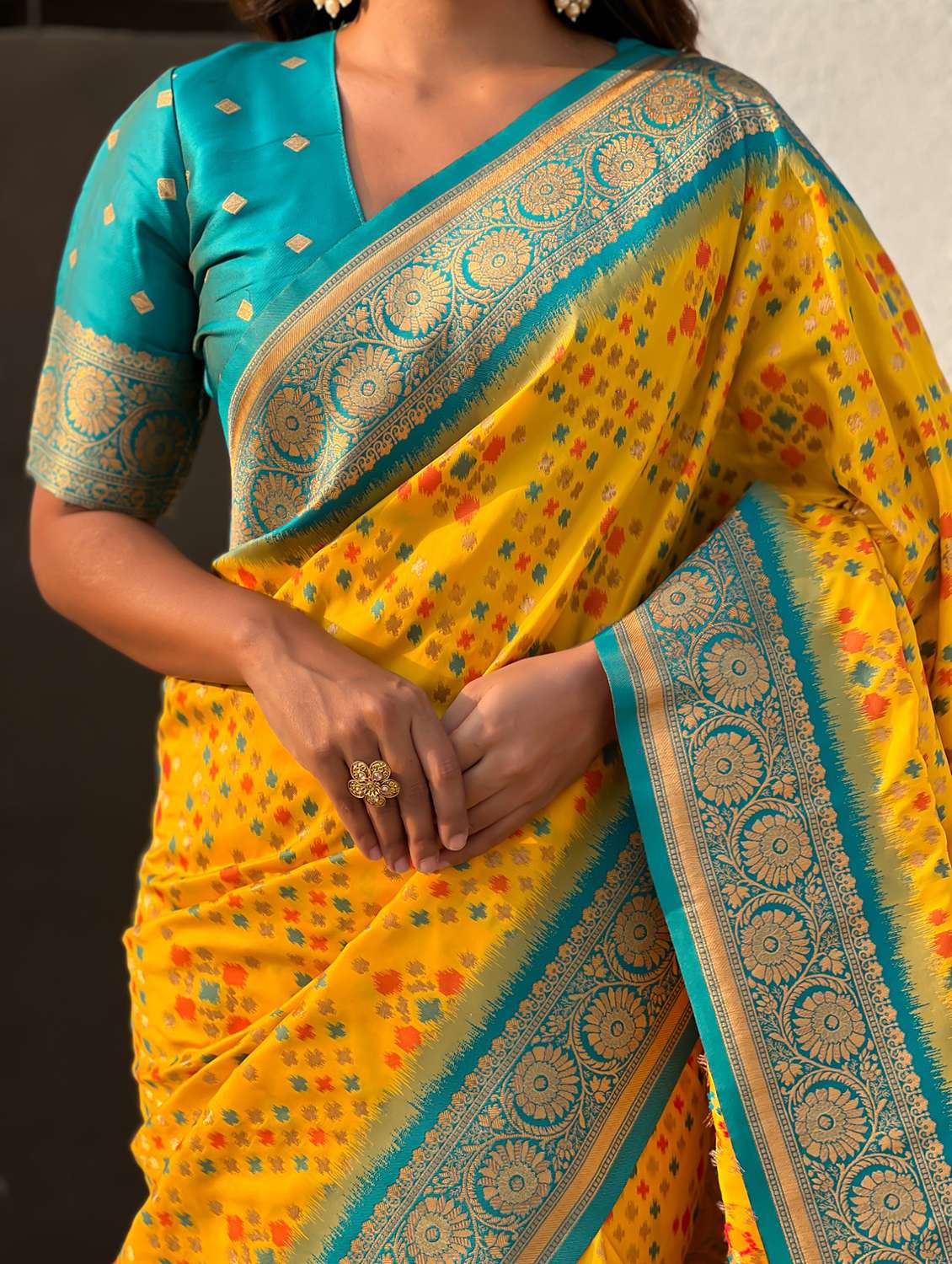 women self design patola saree with blouse - 21968790 -  Standard Image - 4