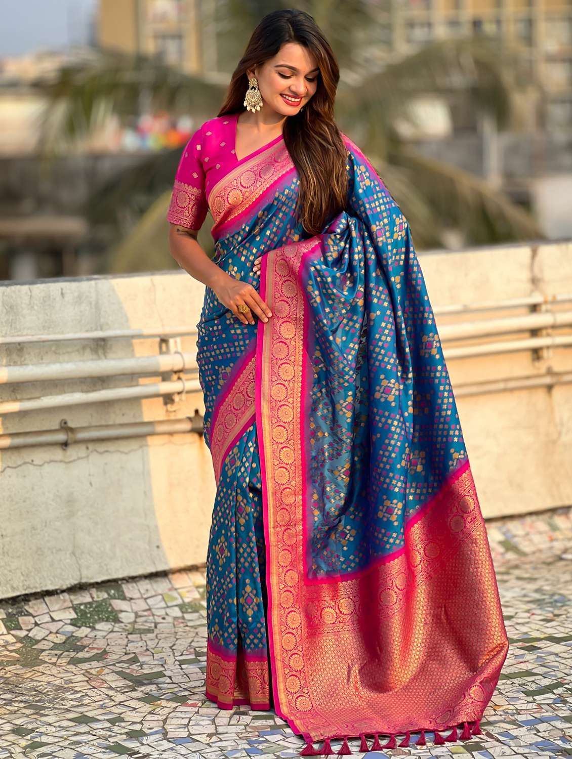 women self design patola saree with blouse - 21968796 -  Standard Image - 1