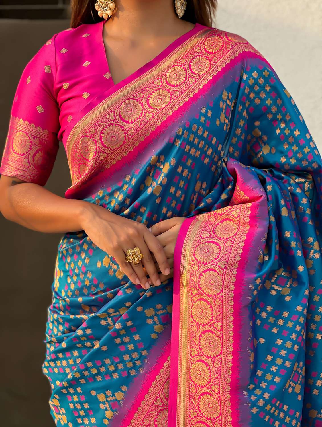 women self design patola saree with blouse - 21968796 -  Standard Image - 4