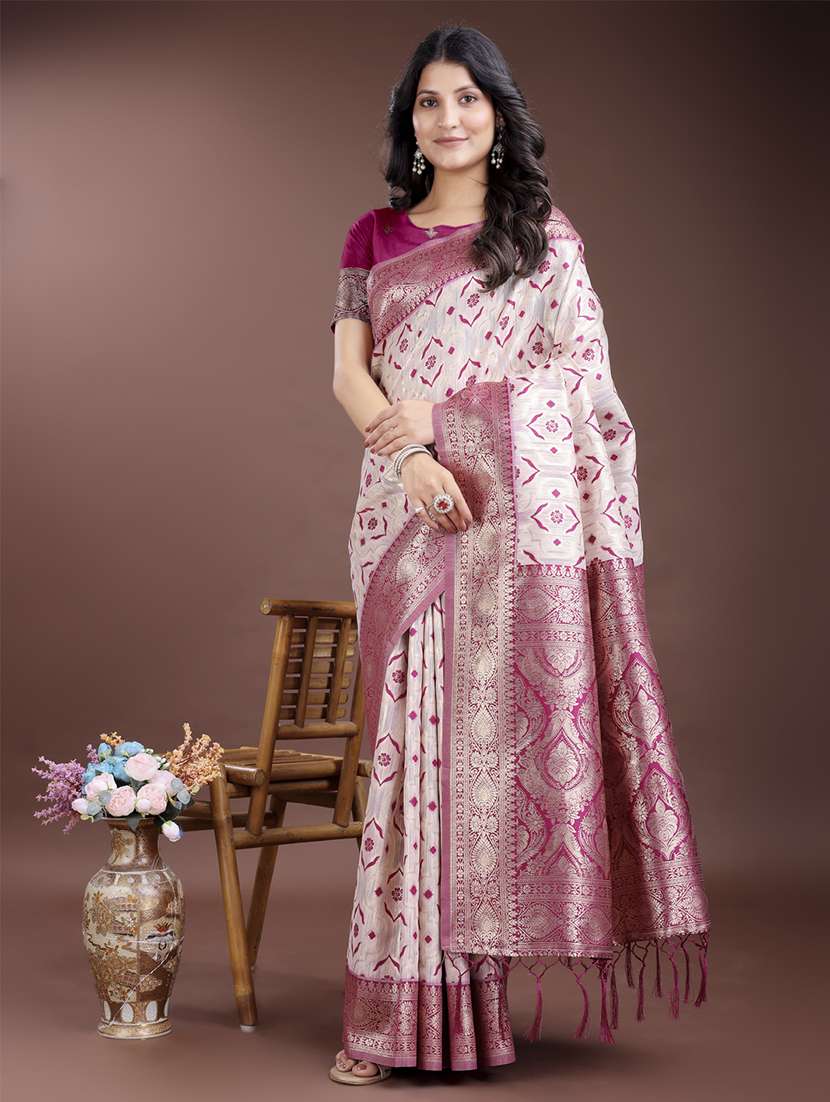 women self design bordered saree with blouse