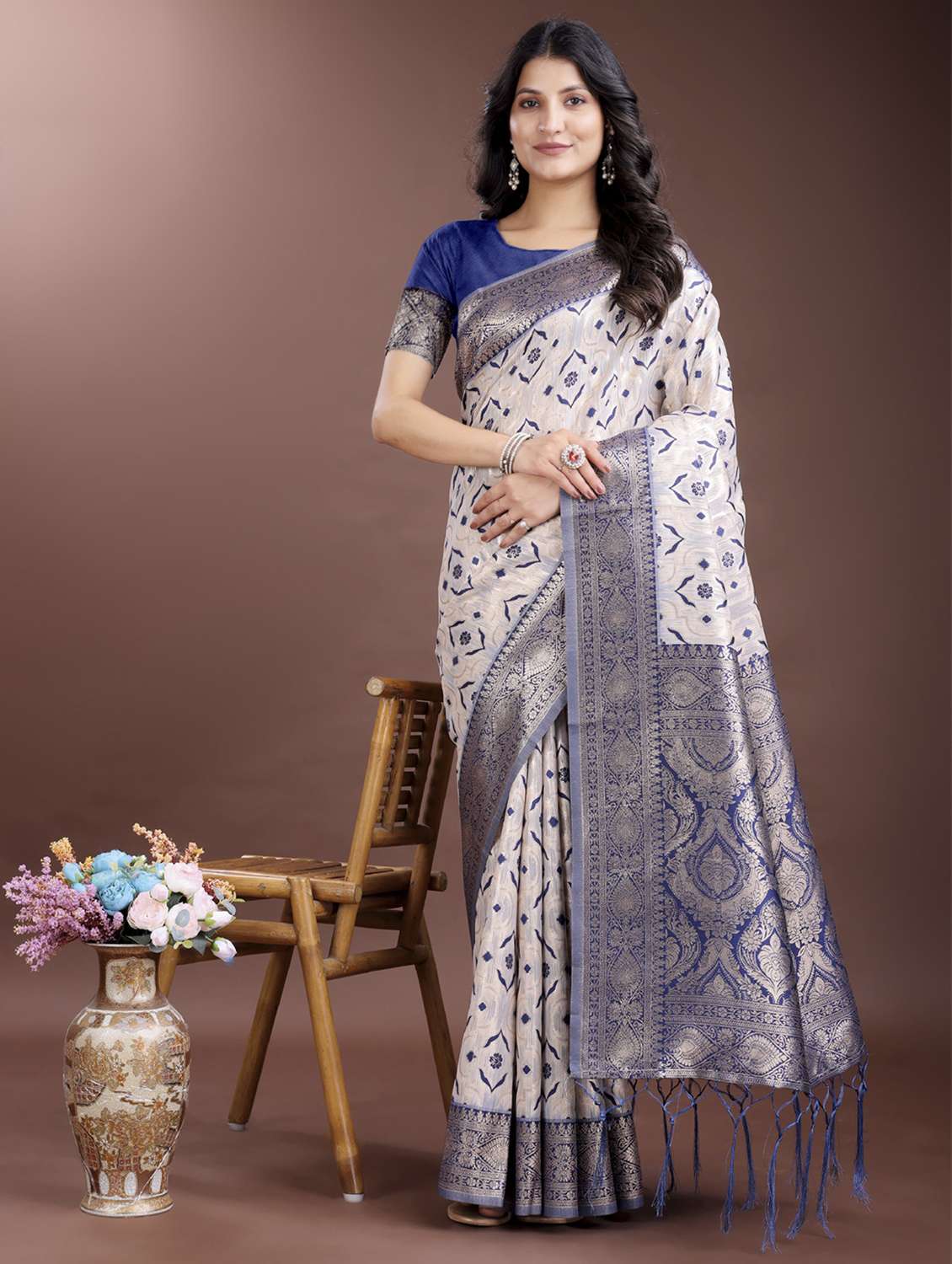 women self design bordered saree with blouse