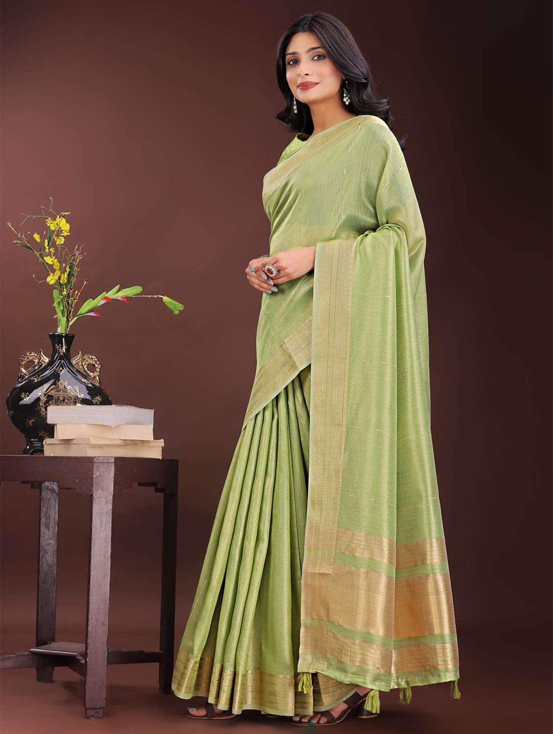 women self design bordered saree with blouse - 21969879 - Standard Image - 1