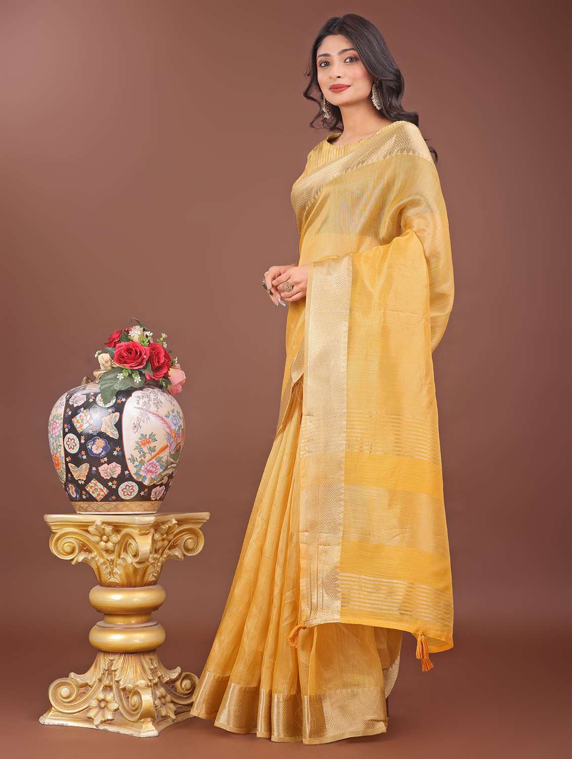 women solid with bordered saree with blouse - 21969898 - Standard Image - 1