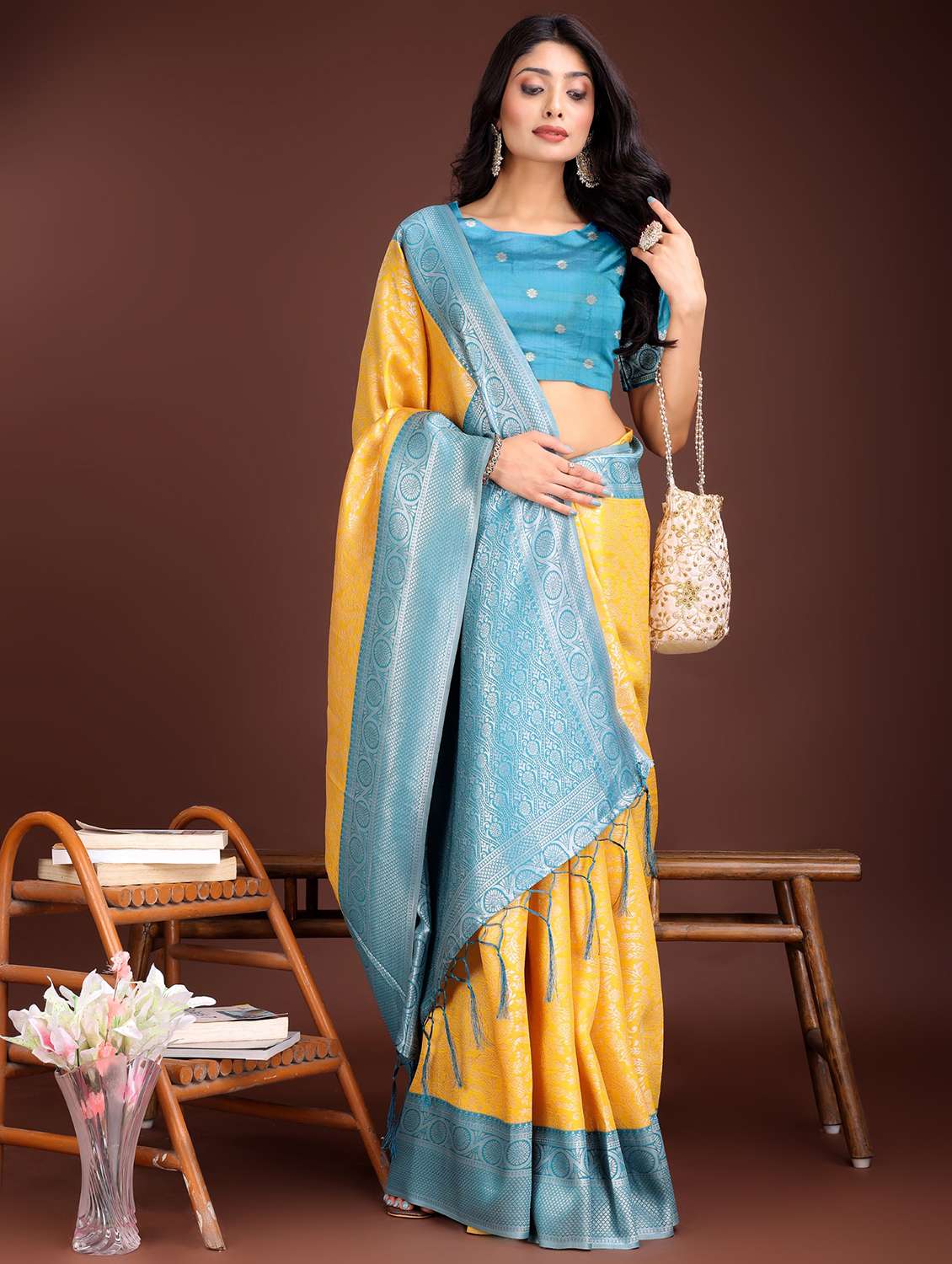 women self design bordered saree with blouse - 21969920 -  Standard Image - 1