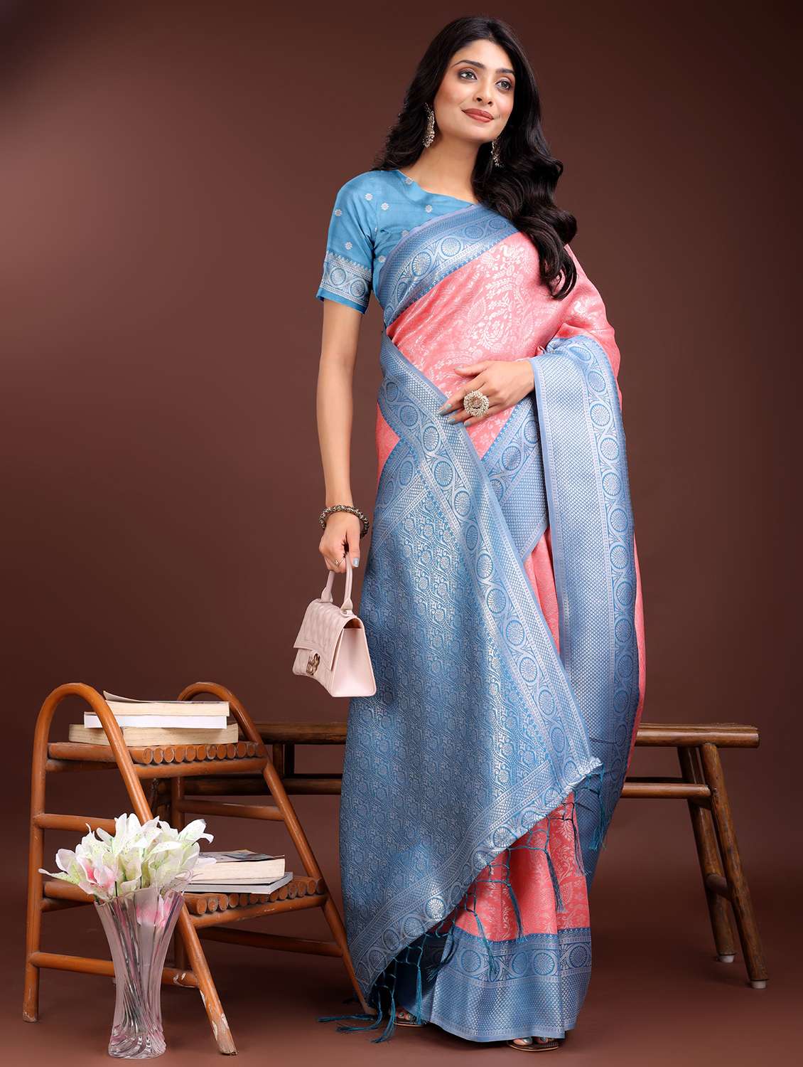 women self design bordered saree with blouse - 21969922 -  Standard Image - 1