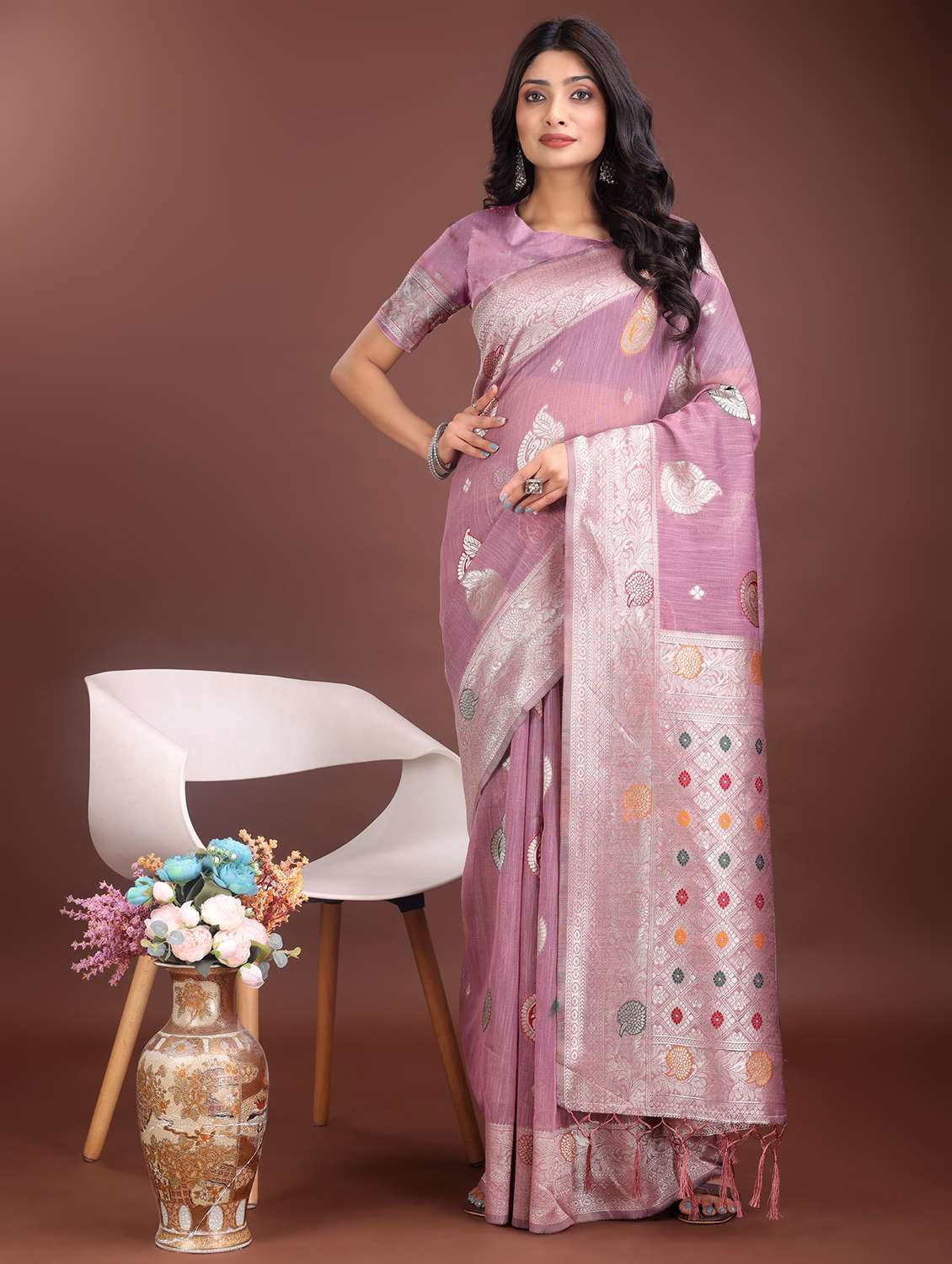 women self design bordered saree with blouse