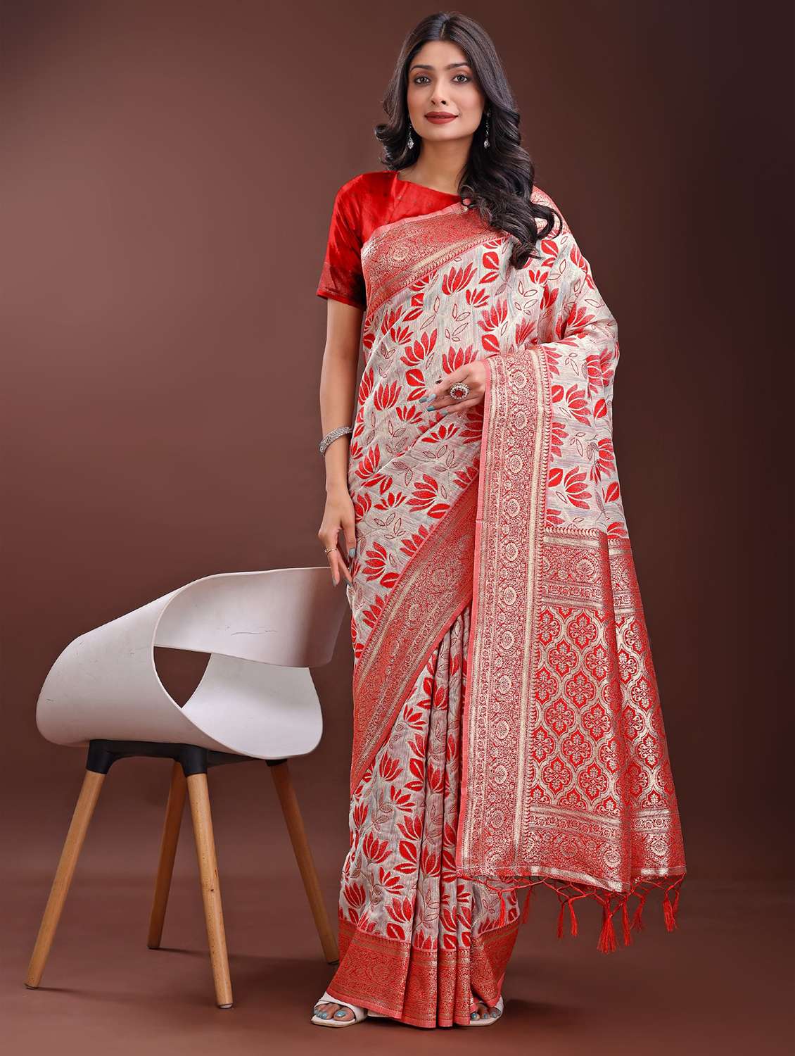 women self design bordered saree with blouse