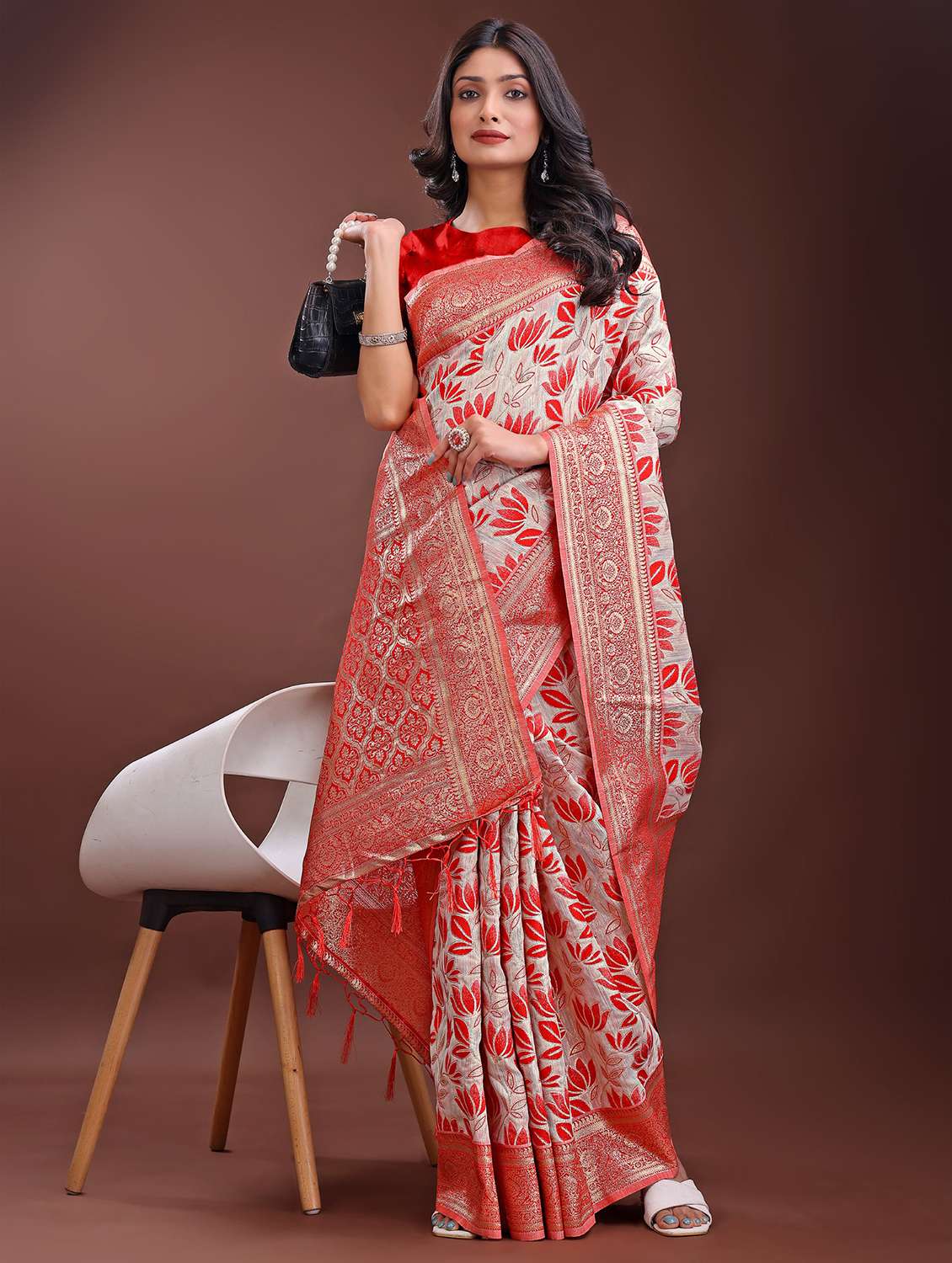 women self design bordered saree with blouse - 21969945 -  Standard Image - 1