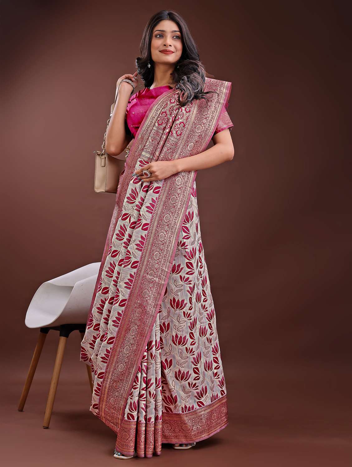 women self design bordered saree with blouse - 21969950 -  Standard Image - 1