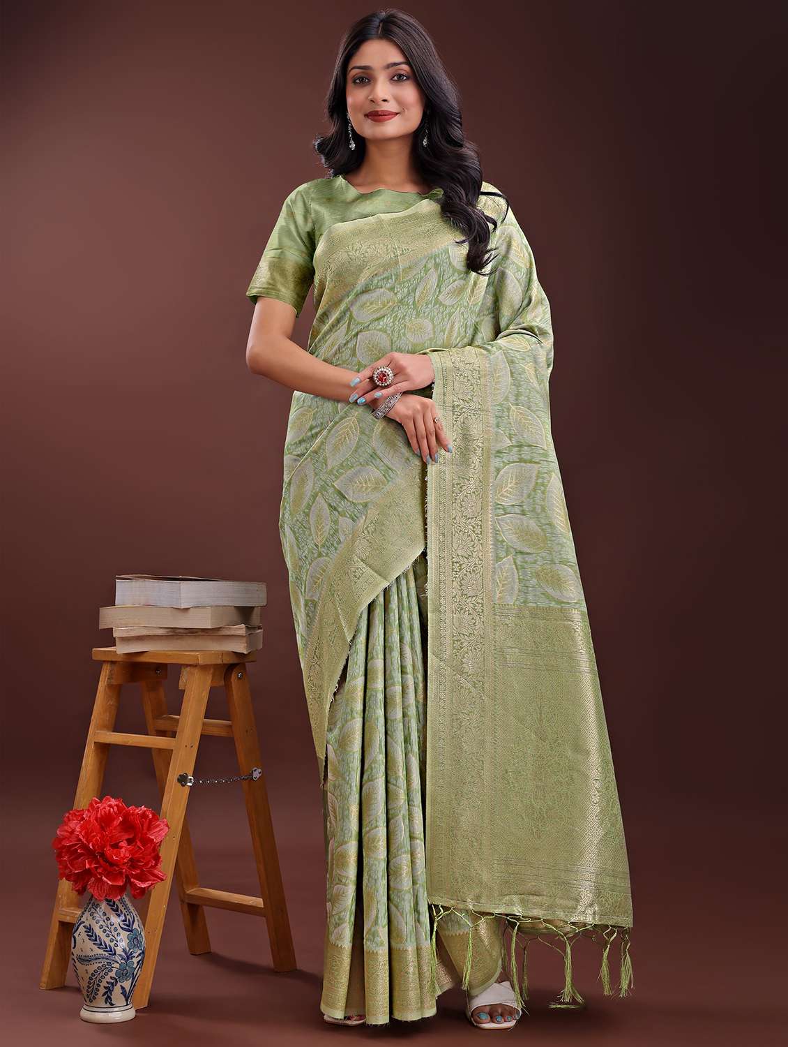 women self design banarasi saree with blouse