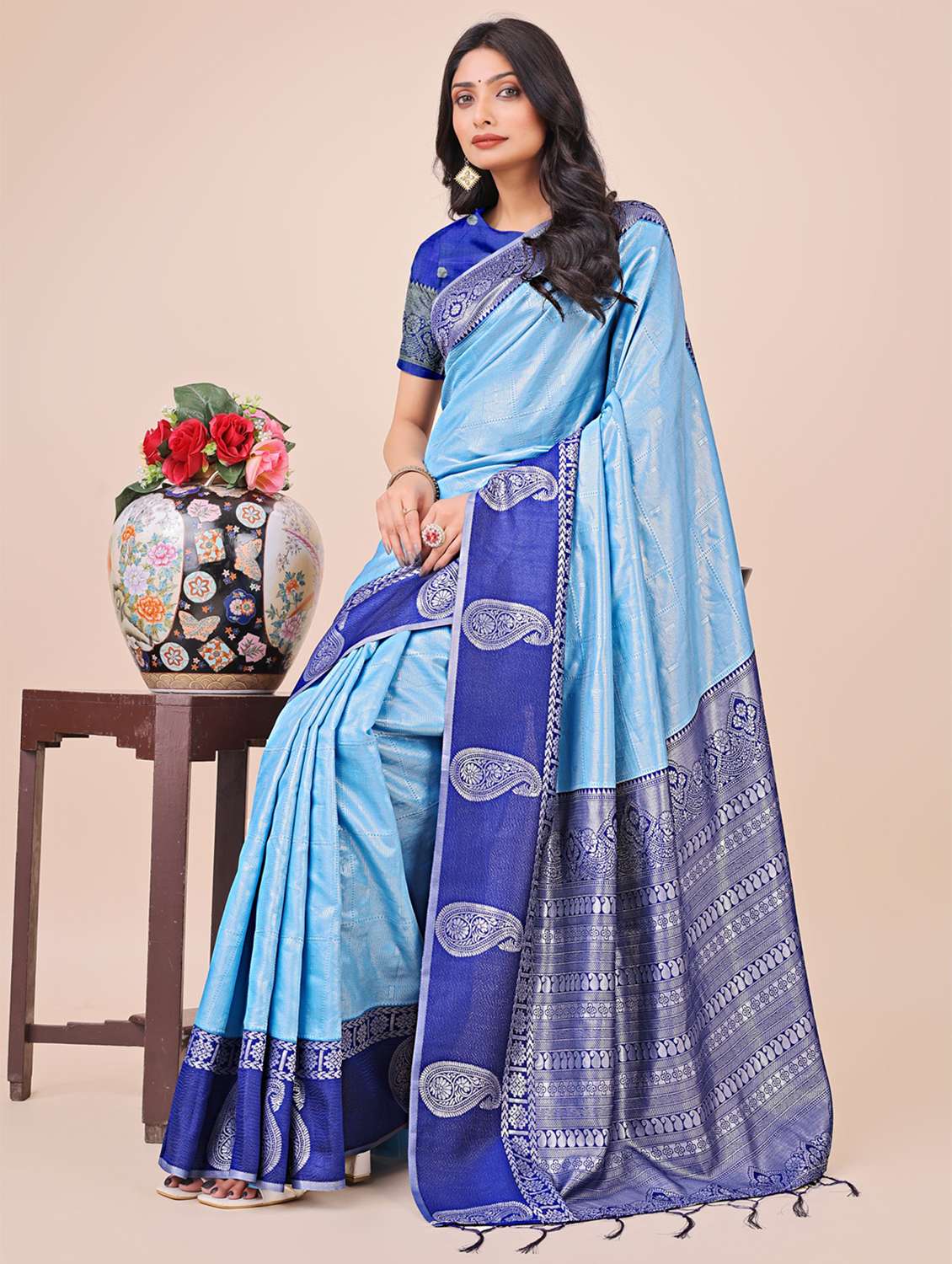 women solid with bordered saree with blouse - 21970003 -  Standard Image - 1